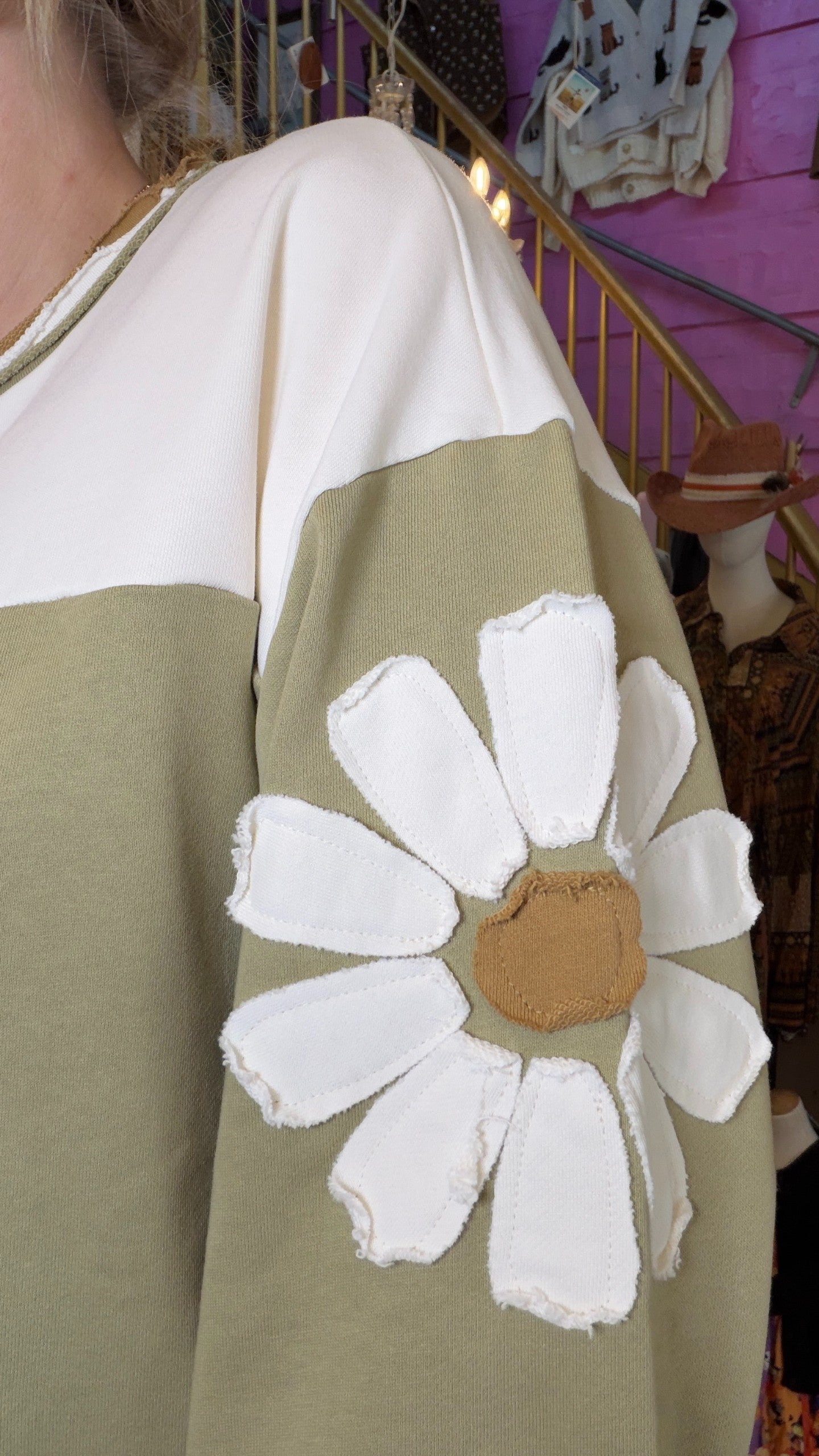 Green Colorblock Daisy Graphic Top | Mulberry Cottage